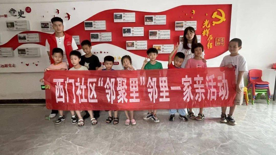 活动中,社工站老师通过播放红色影片《西柏坡之英雄王二小》,讲述王
