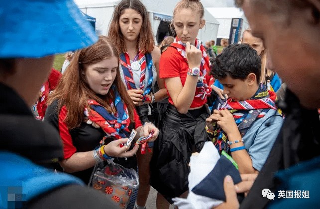 举办童军活动大失败,恶劣环境几千人生病,"绑架"美女爱豆来救场?
