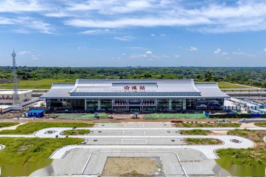 沿滩站南溪北站位于高石镇兰田村的威远站,施工人员正克服高温天气
