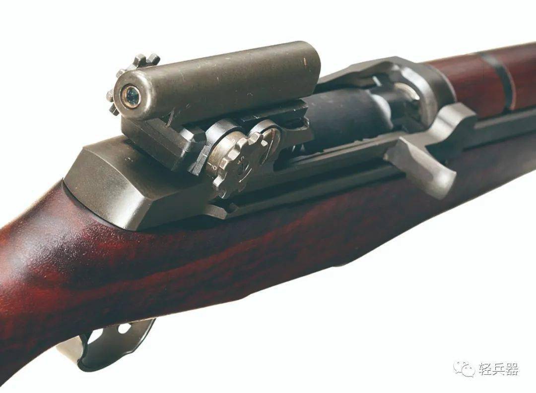 配装m84瞄准镜的m1d伽兰德狙击步枪,枪口处安装的是t-37消焰器这是