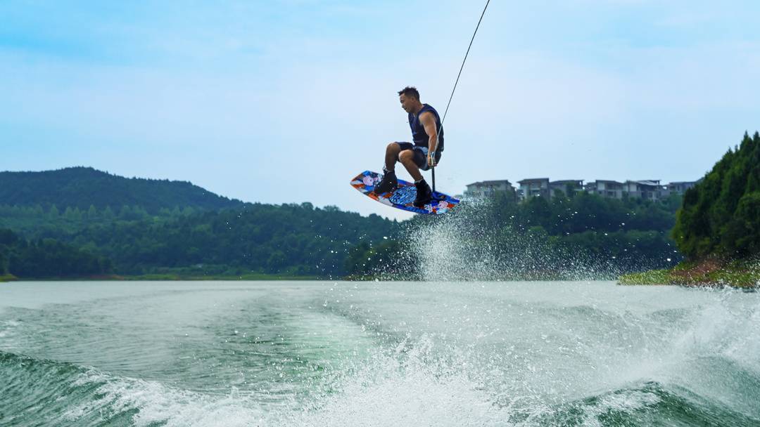 据活动方相关负责人介绍,尾波冲浪是水上运动分支之一,原理是由造浪艇