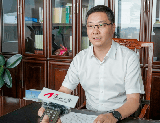 浙江之声记者专访中共长兴县委副书记,县长朱伟.