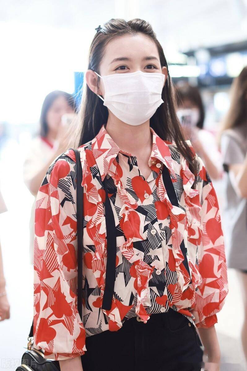 蒋依依现身北京机场,身着印花衬衫青春有活力