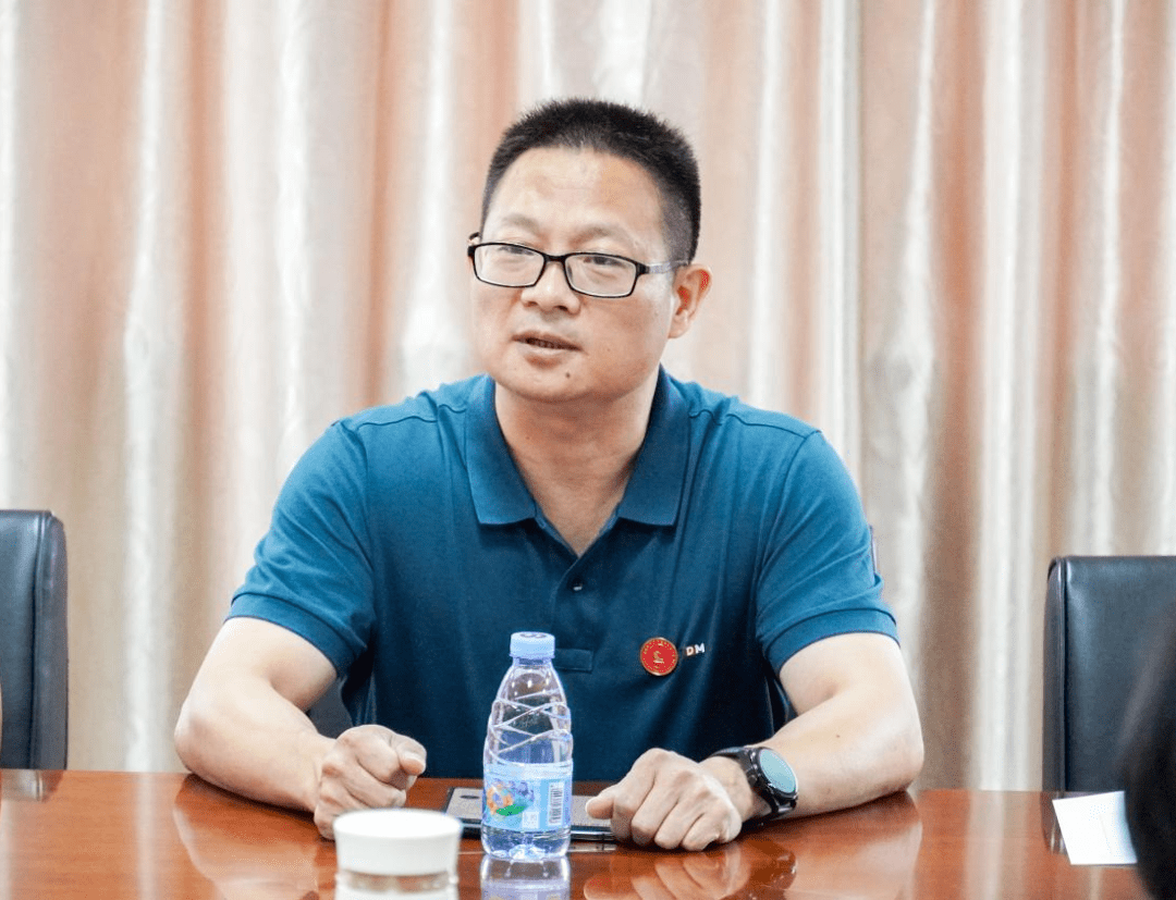 汪孝泉校长在16位新教师简短的自我介绍后,对16位新教师表示热烈的