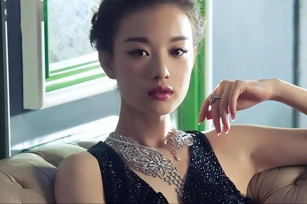 酒吧常客,黑料堆里的倪妮,靠恋情直接洗白_张艺谋_陈伟平_公司