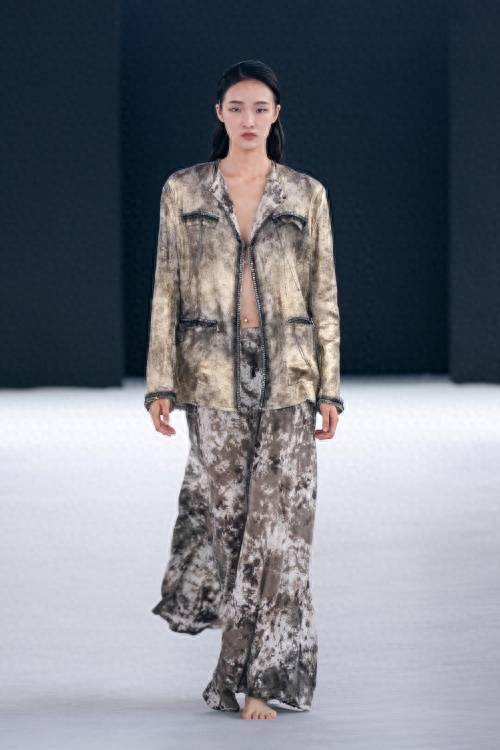 8月24日,意大利时装品牌avant toi新季2024春夏系列发布首秀于杭州