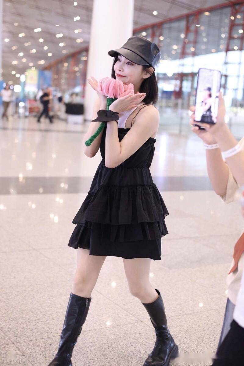 许佳琪妆容精致,手拿一束"鲜花"甜美可爱_北京_机场