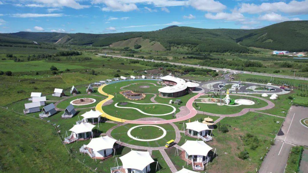 鹿角湾温泉度假营地位于阿尔山市温泉街高速公司东南角,是一个具有