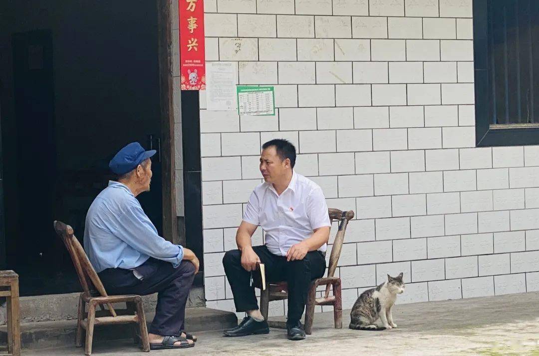 程锦荣走访村里困难群众2013年以前,盐井村是干群矛盾突出的"后进村"