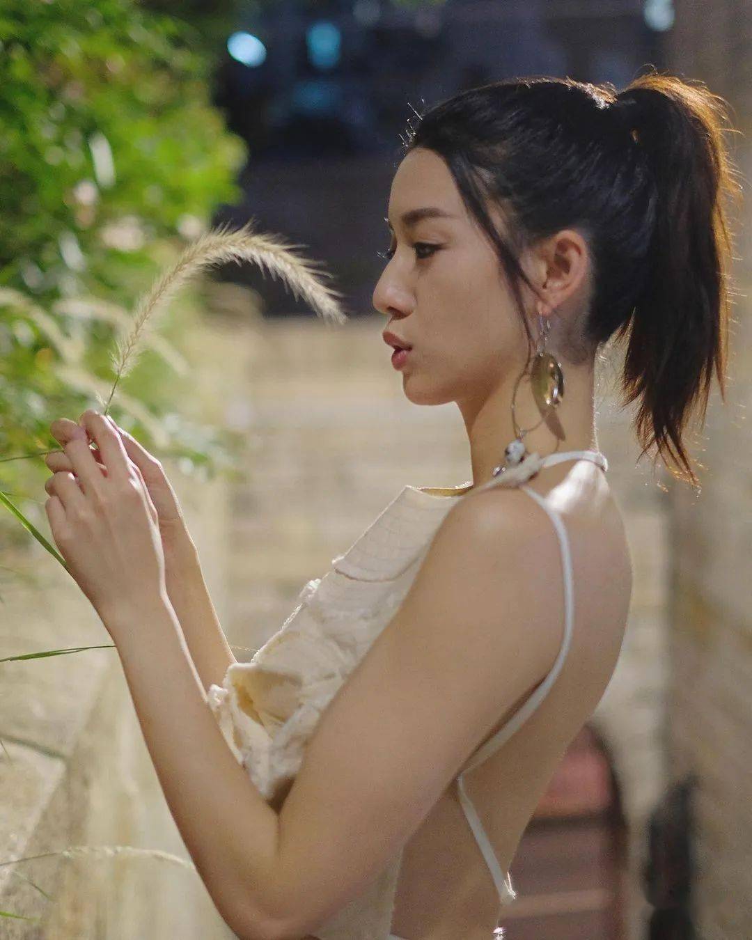 蔡思贝大露背抢攻 陈凯琳骨感美还击_grace_社交_演艺事业