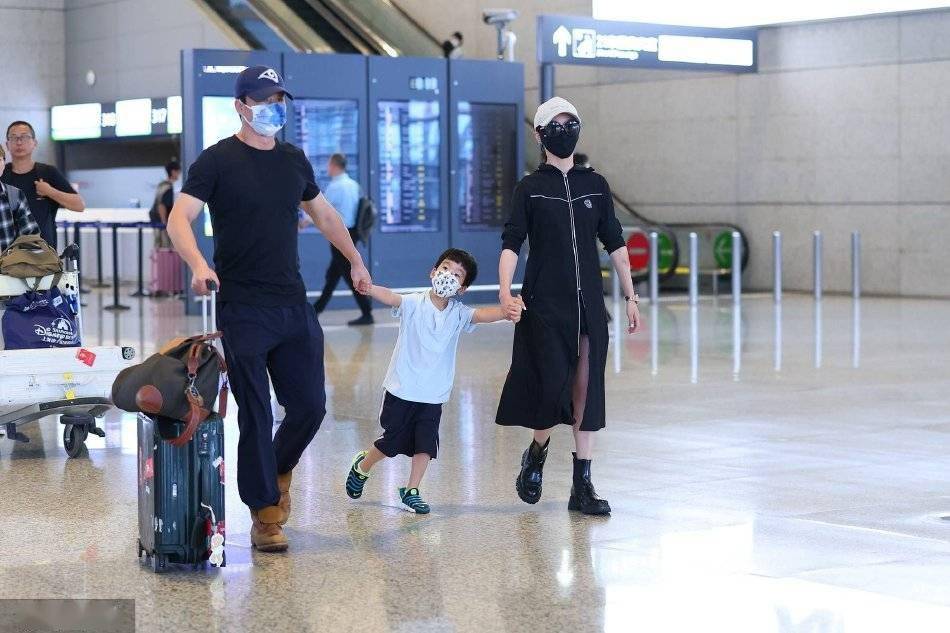 吴京机场现身,老婆谢楠和儿子同行, 一家三口幸福感十足!