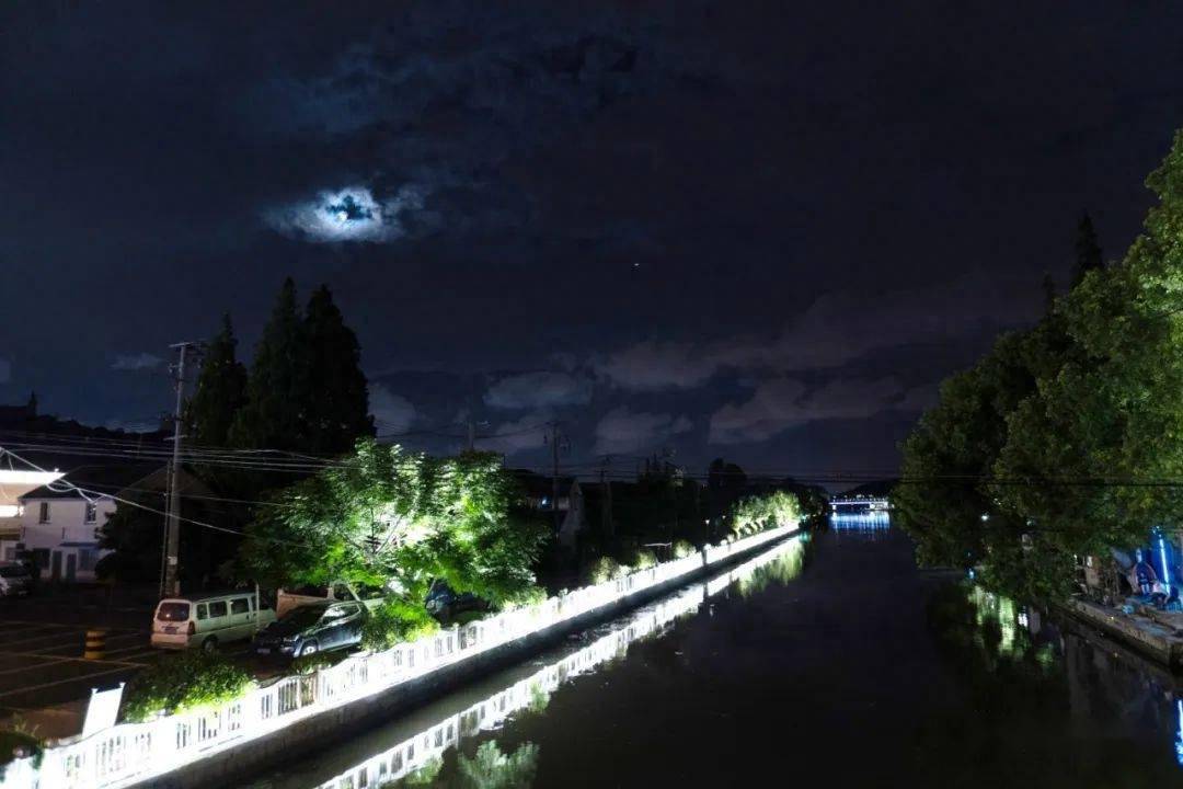 水波粼粼,更添神秘河面流光的映衬下欣赏着美轮美奂的夜景人们悠闲地