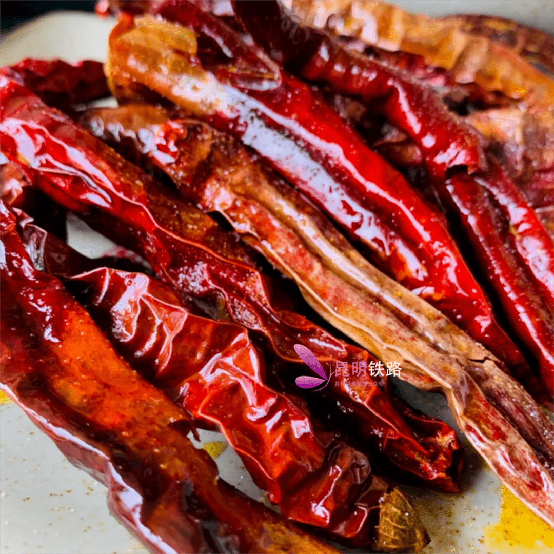 鲜嫩可口的粉蒸鱼清爽开胃的凉粉软糯细腻的手切饵丝都是当地的特色