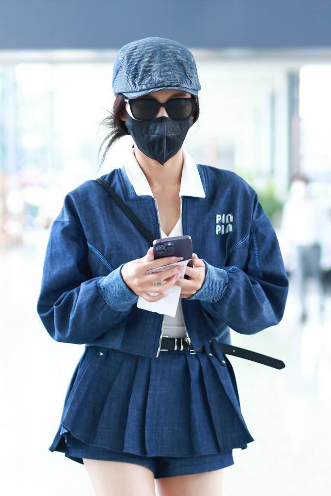 孙芮身穿藏蓝色短裙套装现身机场 甜辣少女感拿捏满分_上海_屏幕_手机