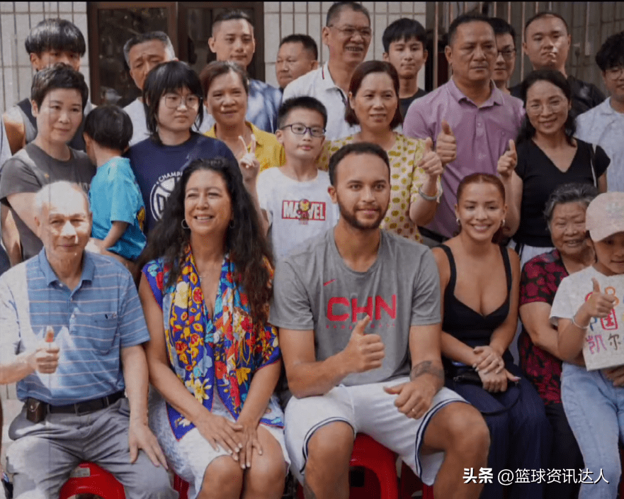 插香 烧冥币融入习俗,与全家合影 畅聊生活_进行_休息日_球迷