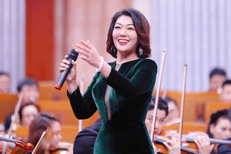 女高音歌唱家于萍丽演唱的《玛依拉变奏曲》,高音通透明亮,花腔精准