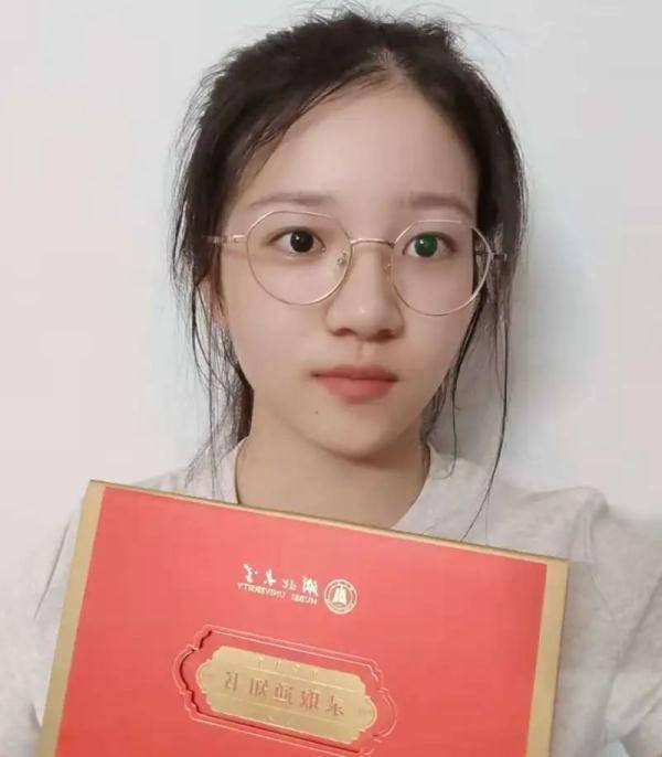 "怀着对数学的热爱,来自湖北十堰市郧阳中学的王敏填志愿时选择了湖北