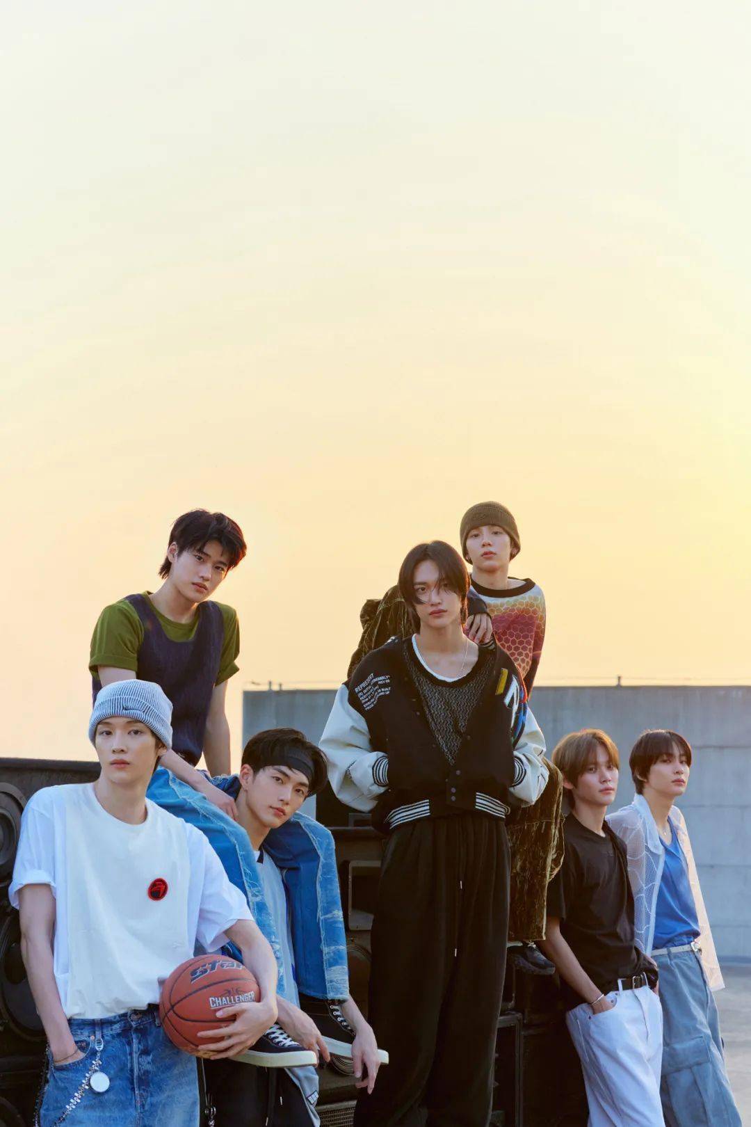 对应组合名中添加的英文单词"成长(rise)"和"实现(realize)",表达"一