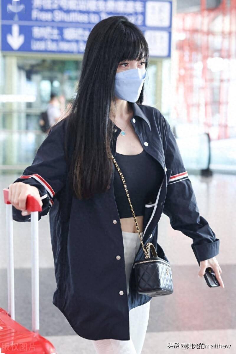 by2孙雨现身北京机场,长发披肩温婉娴静