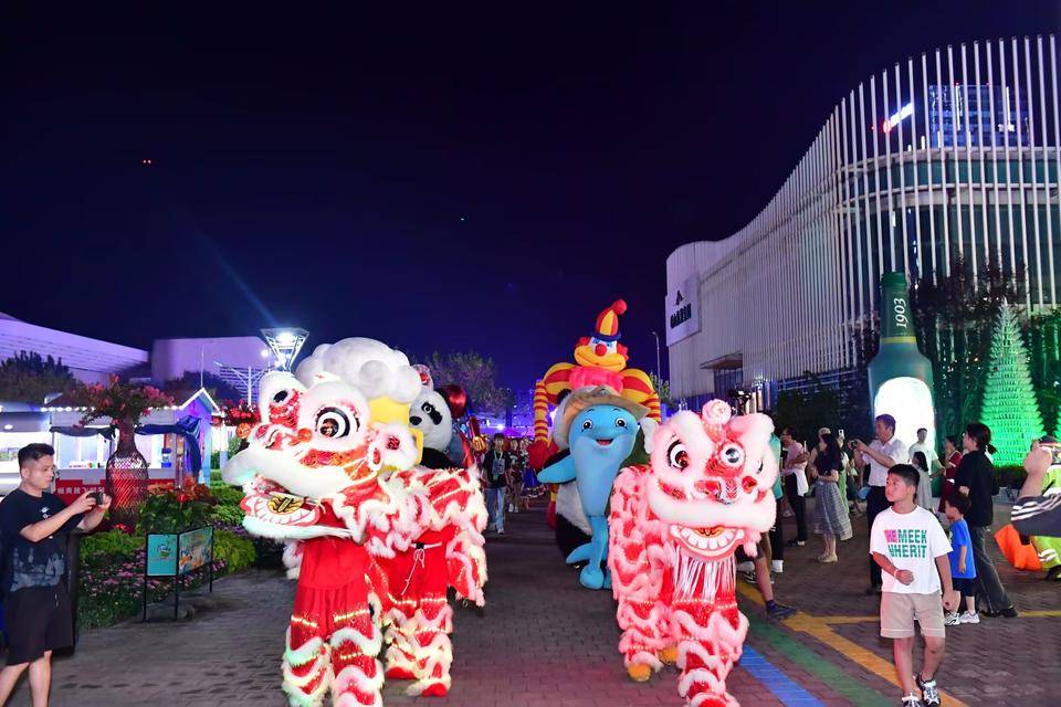 啤酒城周边的楼宇也呈现出璀璨的光影画幕,800架无人机仿佛夜空中漫步