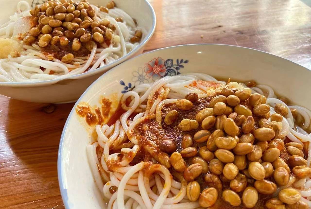 武冈凉拌粉当然,炎热的天气来一碗冰凉的凉拌粉更是巴适得很.