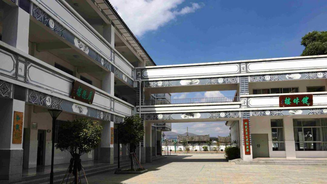 大理四中坐落在大理古城人民路,学校创办于1923年,历经百年传承积淀