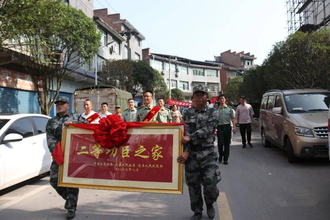 喜报和马亚奇家庭送去为我县荣立二等功的现役军人来到磨子乡中塘村六
