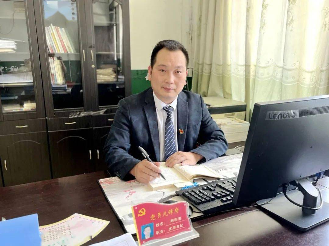 郧西名校长,原马安镇中心学校校长杨成栋担任城关中学党总支书记,郧西