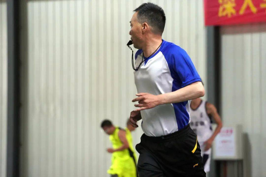 让我们看看赛场上的另一道风景_比赛_篮球_裁判