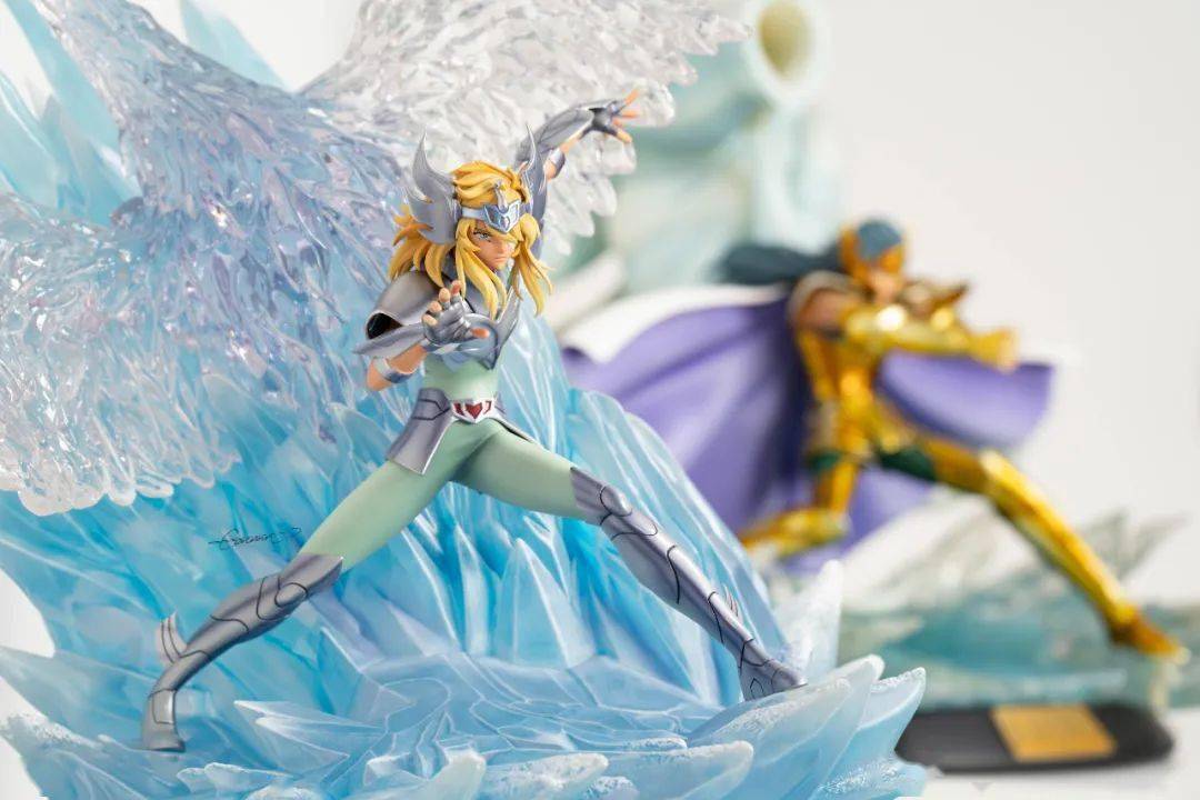 本尊雕像展示了冰河在东西伯利亚的永久冻土上训练成功取得白鸟座圣衣