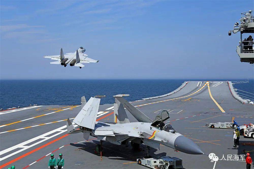 山东舰在某海域开展实战化训练,全面检验部队整体作战能力_起飞_飞机