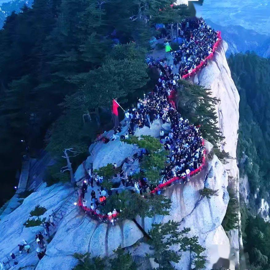 宫,三圣母庙,斧劈石,神龟探海第六站【西峰】沿途著名景点:"大将军"松