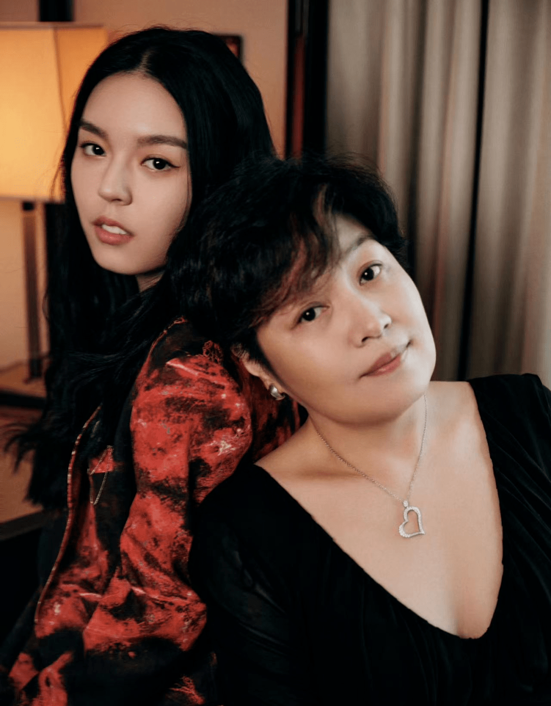 李咏爱妻哈文在北京过七夕,女儿法图麦毕业,美如明星晒照生活滋润