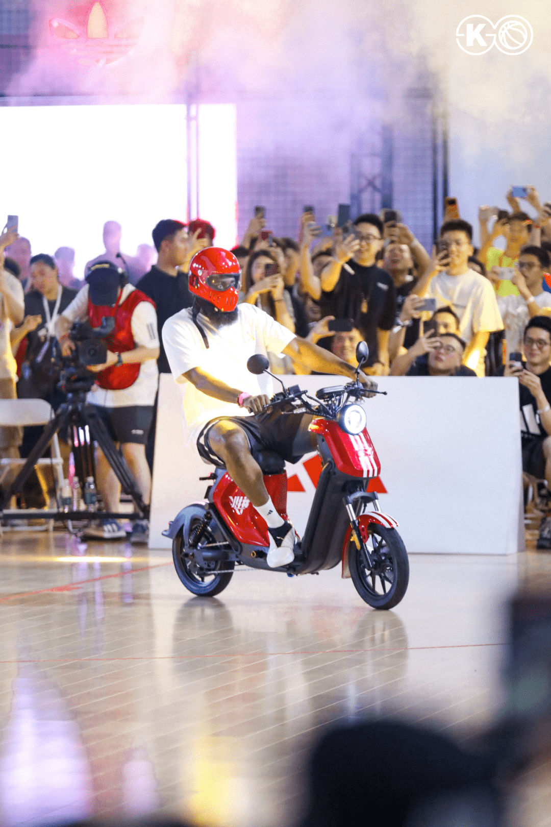 harden在当天晚上的adidas火拼总决赛现场又一次骑上了他心爱的电动车