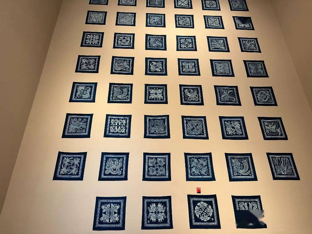 非遗蓝白之美,国家艺术殿堂展出吴元新蓝印花布收藏和设计作品_南通
