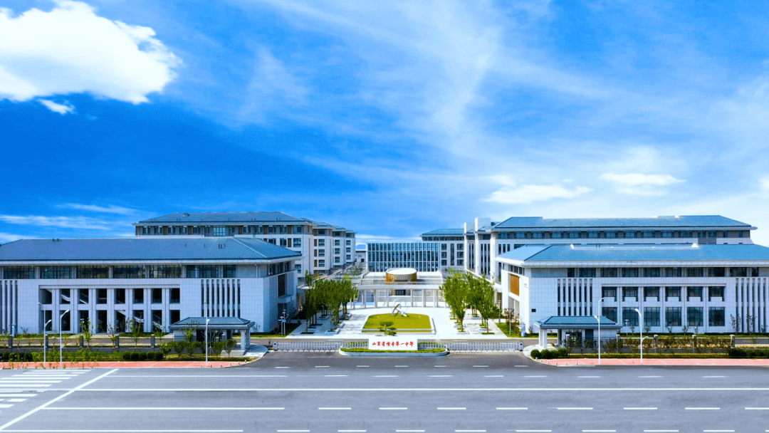 如今两年多过去了,虽然幸福新城的南通路小学新校区,烟台一中高中部新