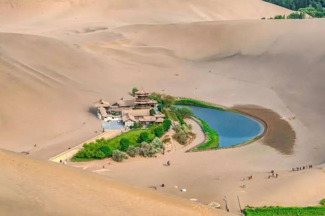 风成湖是因沙漠中沙丘间的洼地低于潜水面,由四周沙丘汇集洼地而形成.