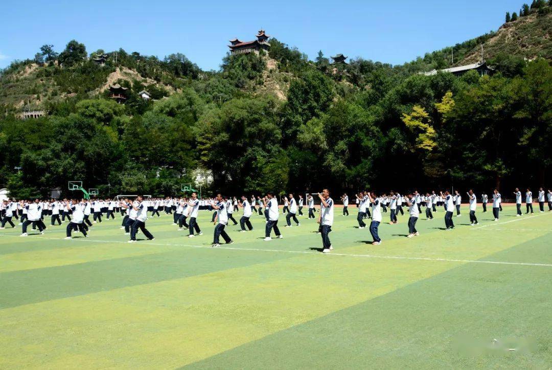 临洮二中举行2023年高一新生军事训练成果展示暨入学教育活动_军训