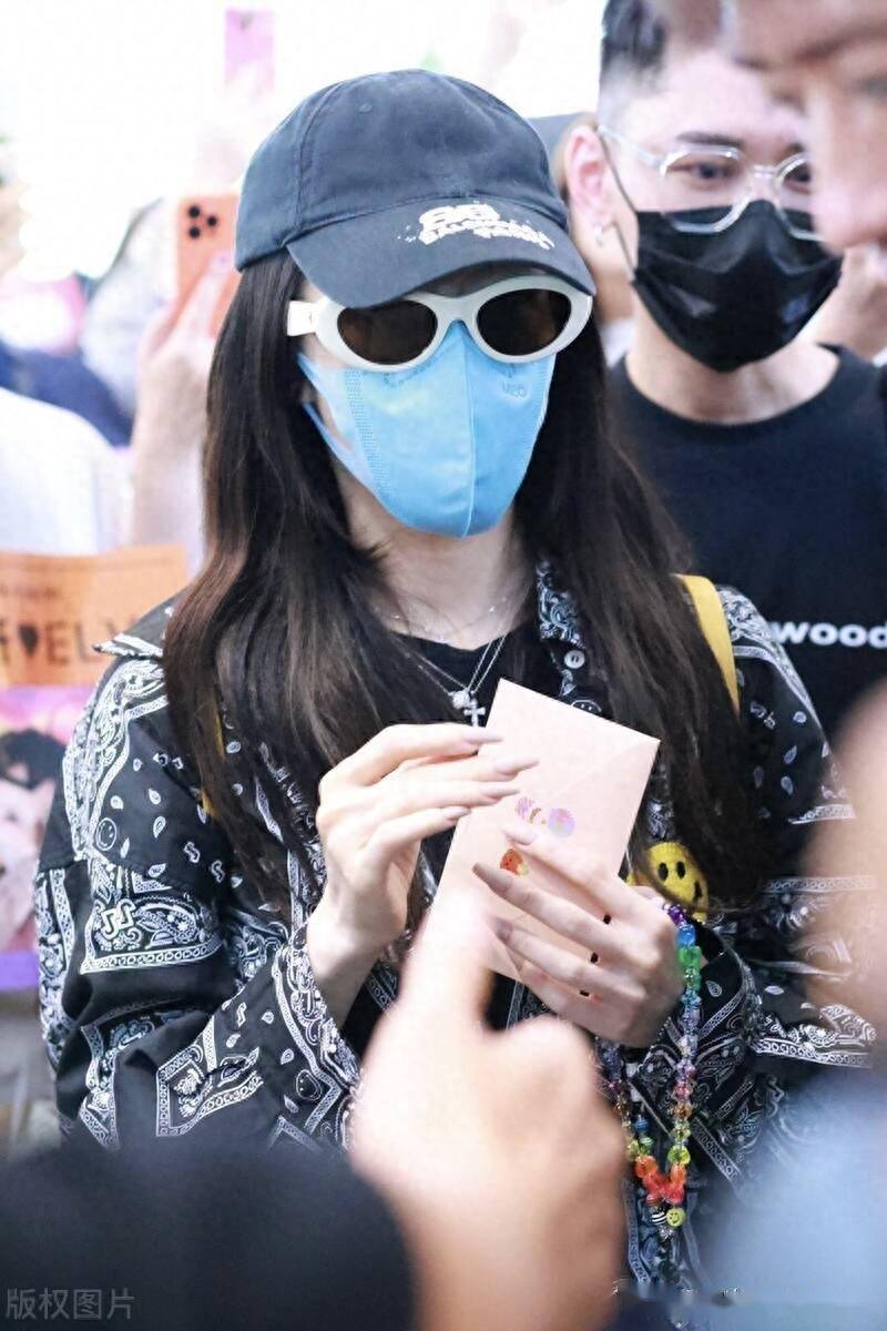 萧亚轩印花上衣戴棒球低调出依然行人气高_北京_机场