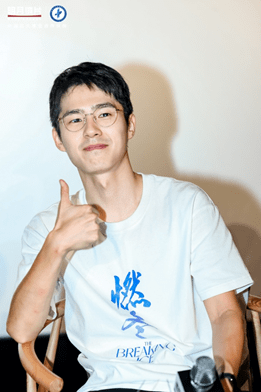 《燃冬》观影会现场,刘昊然上演"眼镜五连拍",呼吁大家爱护眼睛_明月