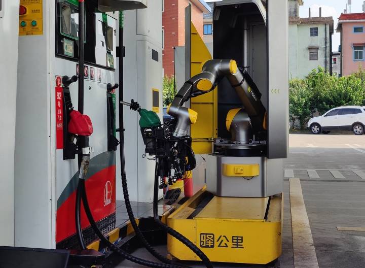 加油机器人上岗 智能加油是什么体验?_能源_顾客_南阳