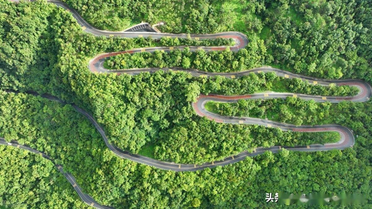 "十回首"公路连通武当山,神农架,位于房县4a级景区野人谷镇.