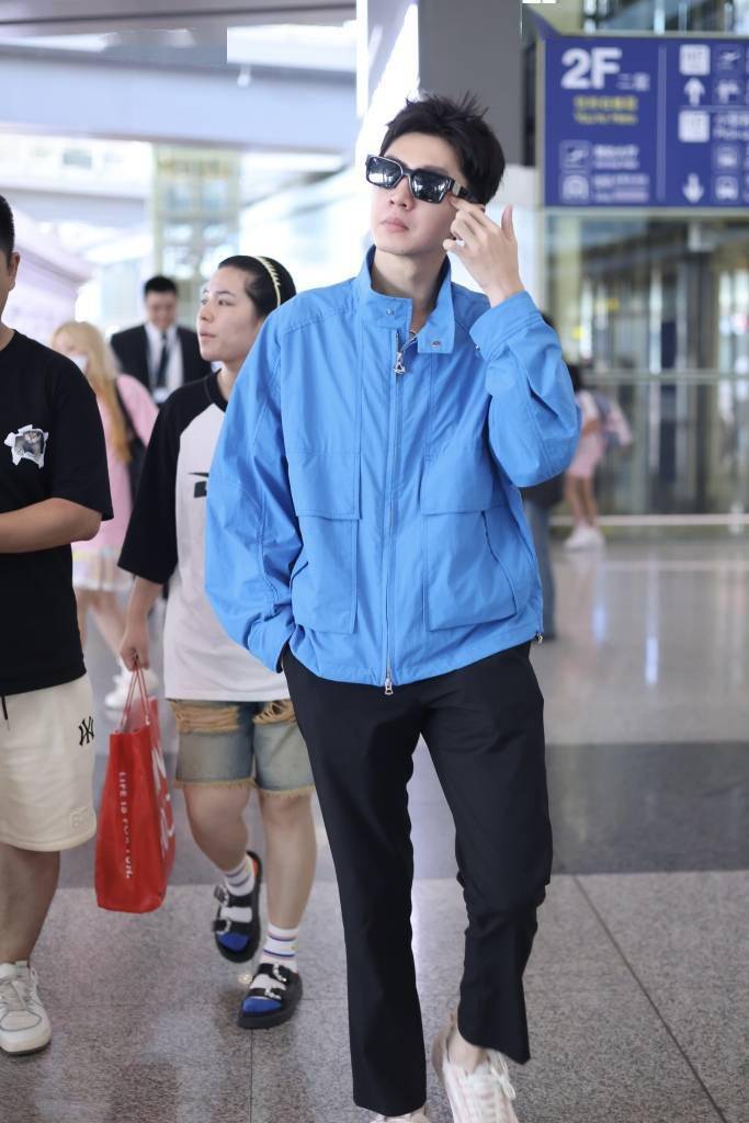 陈哲远身穿蓝色夹克外套现身机场 清爽发型尽显型男魅力_北京_热度