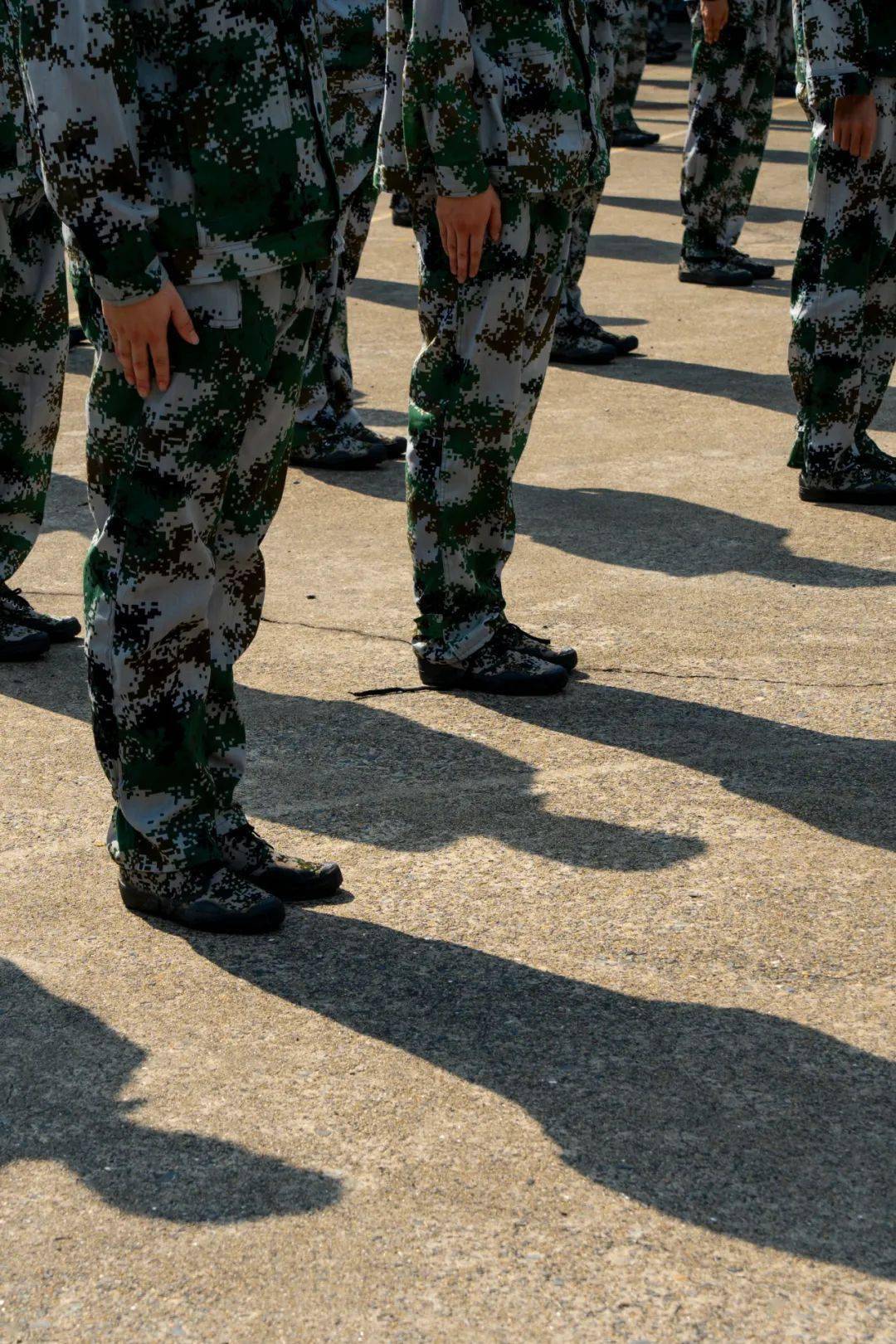 飞扬的青春一起来看同学们训练场上这是复旦大学正在进行中的军训