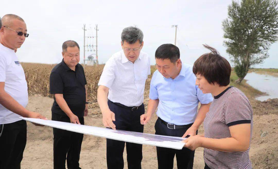 8月24日,孟宪东看望慰问科左中旗保康镇巨宝山村受灾户.