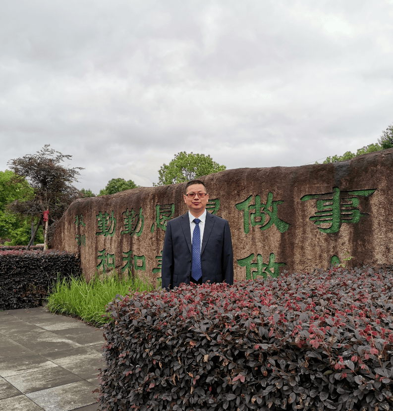 陈刚平建德市寿昌中学初到迪拜,工作和生活都还在适应中,但新鲜的事物