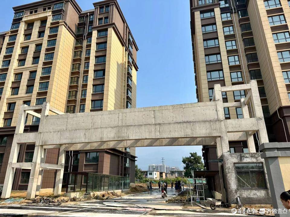 齐鲁晚报·齐鲁壹点报道泰山区旧镇南湖丽景小区,延期交房10个月,泰安