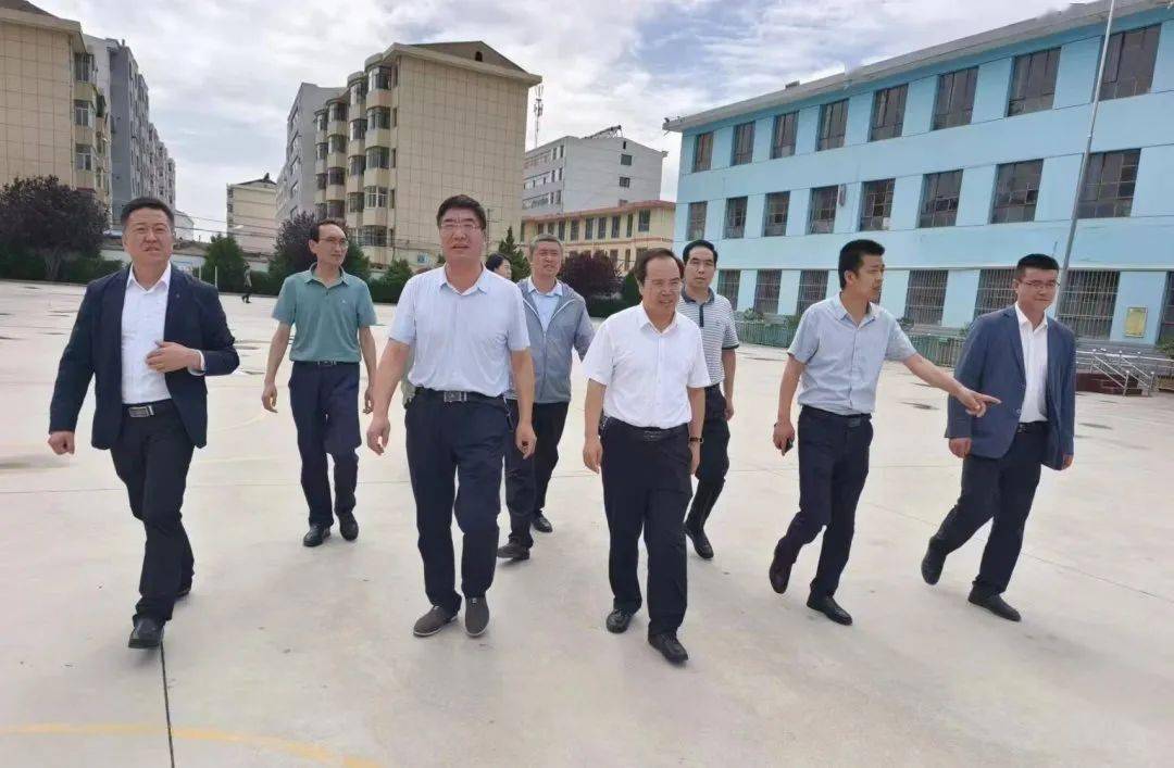 8月26日下午,县教育党工委书记,县教育局局长李军书同志莅临庄浪县第