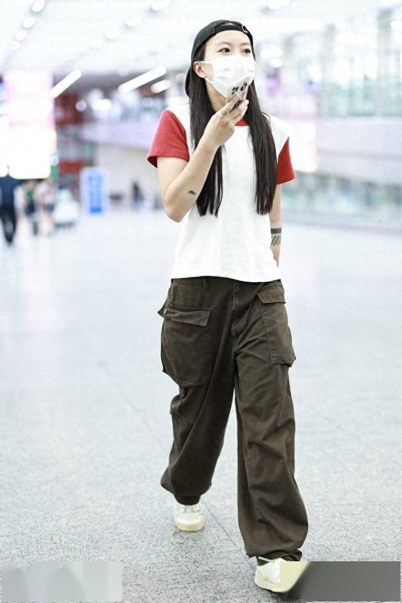 街拍:窦靖童白红拼色t恤 工装裤 棒球帽帅气潇洒_北京_机场