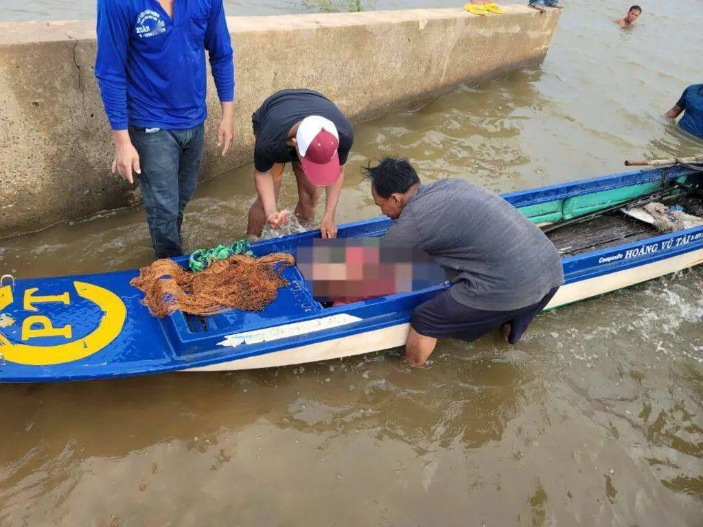 但是警方赶到打捞上3人之后,发现3人已经溺亡,且口鼻,头部,身体和四肢